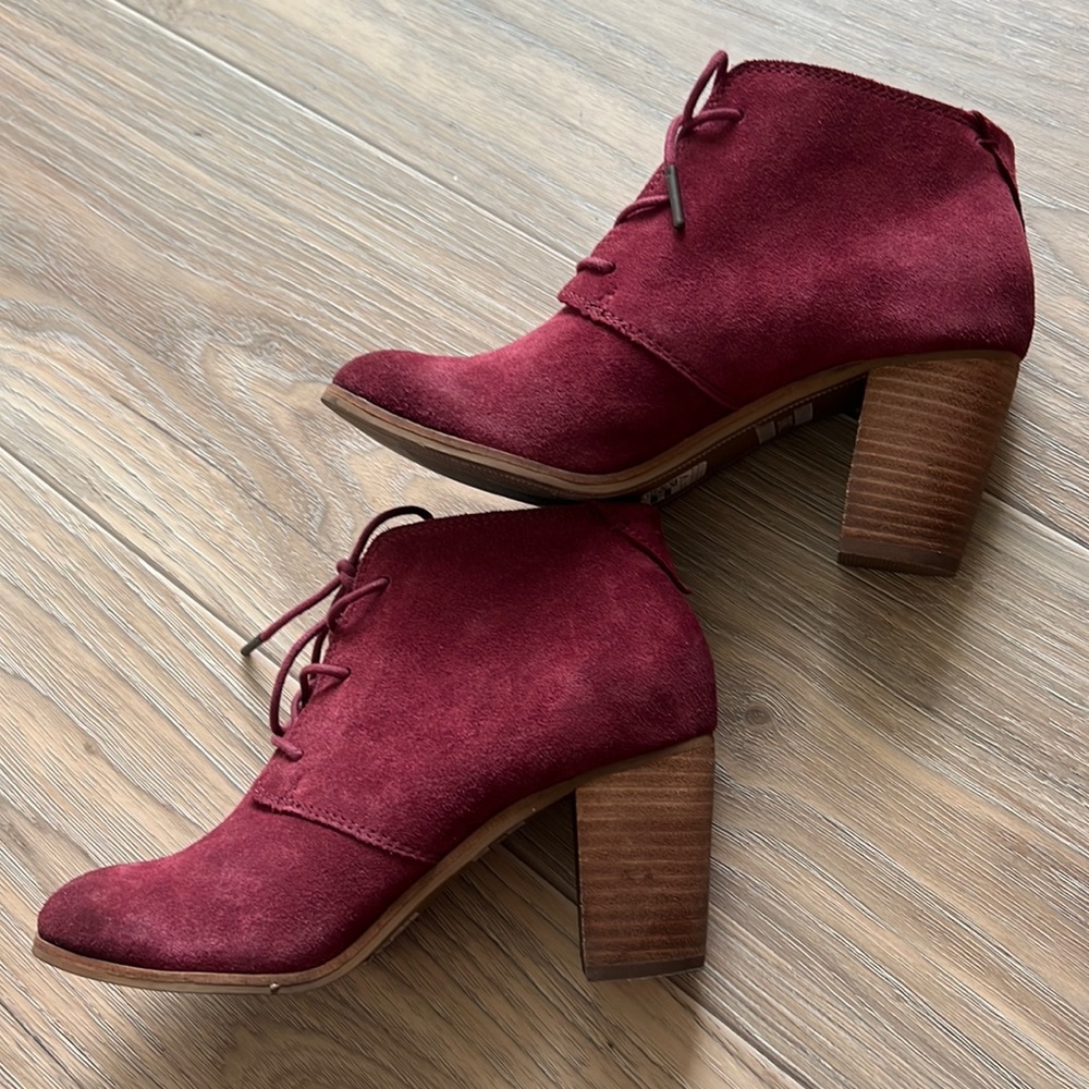TOMS leather suede lace up booties burgundy wine color size 6.5 W